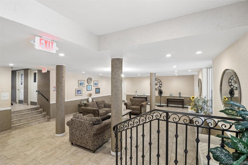 Welcome to 101 Clinton Avenue! This spacious third-floor - photo 2