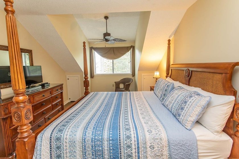 This stunning two-bedroom, two-bath, second floor villa offers - photo 28