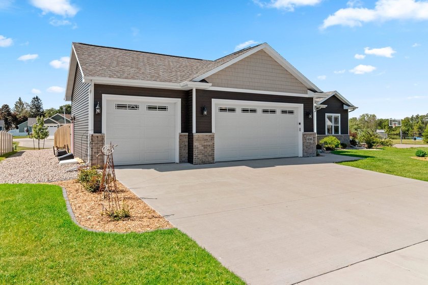 Welcome to this 3 year old, 3-bedroom, 2-bath home at 606 W 3rd - photo 4