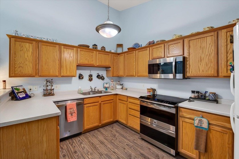 Enjoy the simplicity of ranch-style condo living at the Portage - photo 5