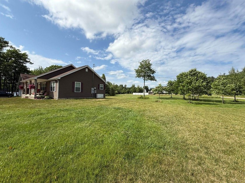 End-of-the-road privacy meets stunning riverfront living in this - photo 24
