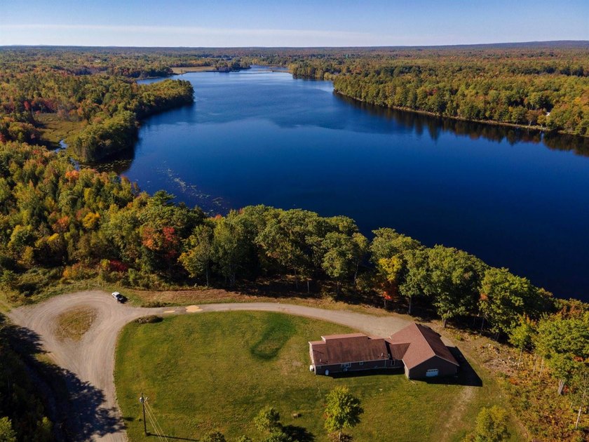 End-of-the-road privacy meets stunning riverfront living in this - photo 34
