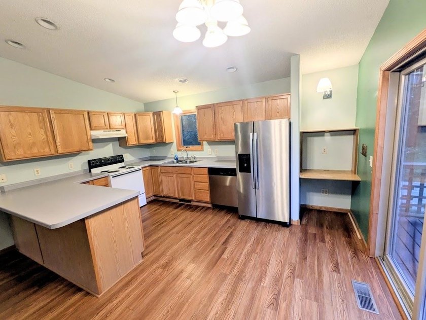 Nestled in a peaceful setting, this well maintained 2 bedroom, 1 - photo 4