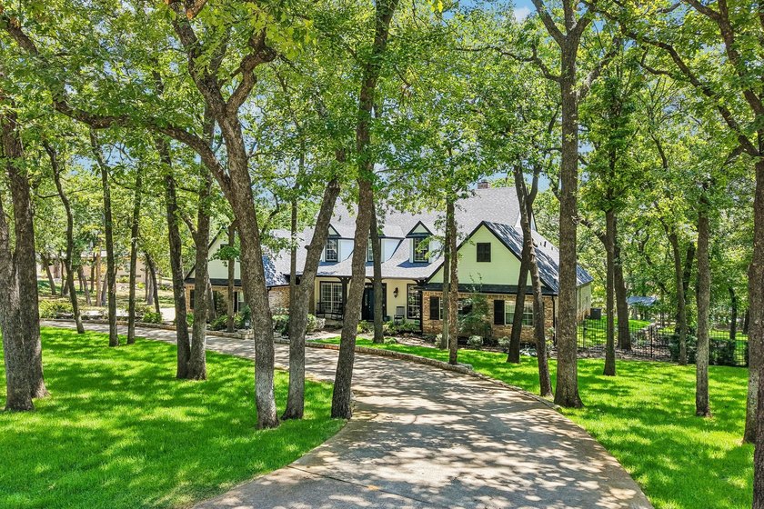 Beautiful single story home on a large heavily wooded home site - photo 4