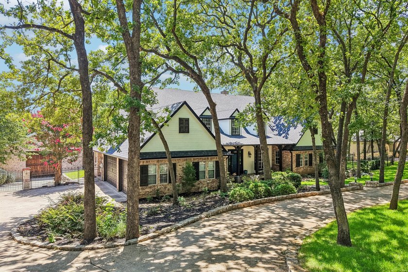 Beautiful single story home on a large heavily wooded home site - photo 5