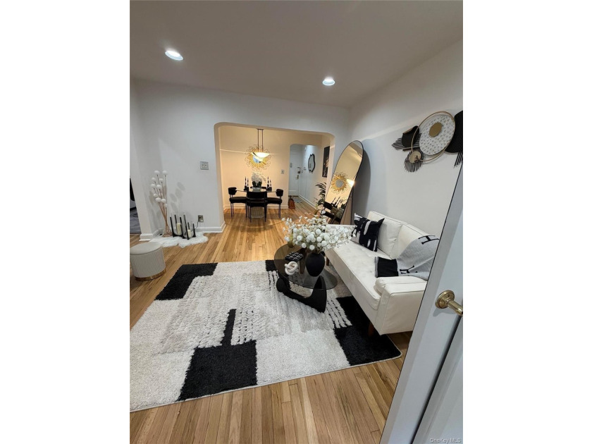 Rarely available, top-floor corner residence at coveted - photo 3