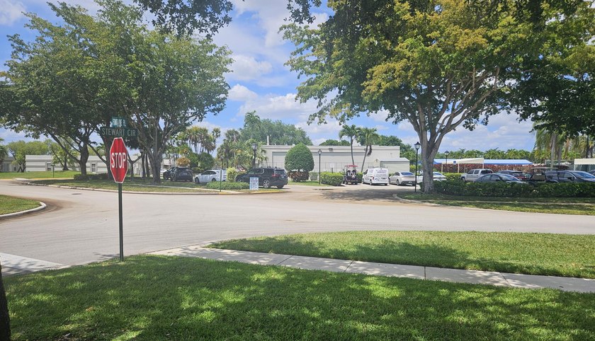 REDUCED! READY TO SELL! BESTLOCATION!! Corner unit w/garage on - photo 13