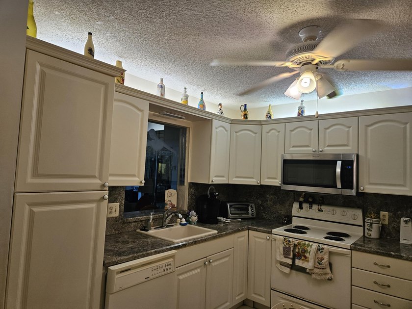 REDUCED! READY TO SELL! BESTLOCATION!! Corner unit w/garage on - photo 17