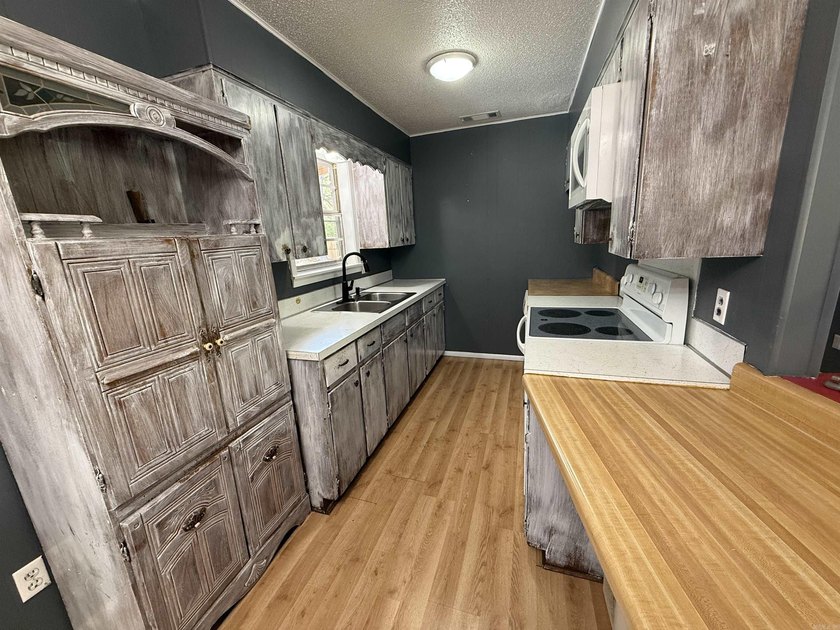 Welcome to this spacious 3 bedroom 3 bathroom home! This home - photo 3