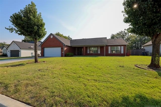 Fantastic one-story, very well-maintained one owner home - photo 2