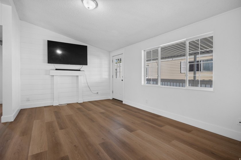 NEW ROOF WITH FULL PRICE OFFER! This beautifully updated home - photo 5