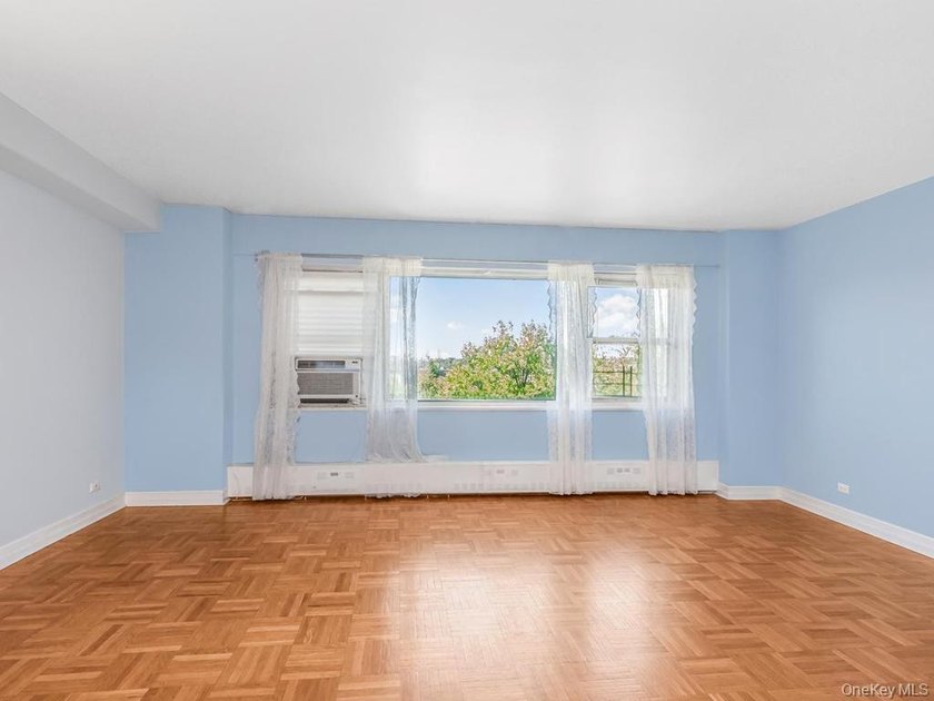 Welcome to 2 Fordham Hill Oval #5B. Move-In ready. As you enter - photo 3