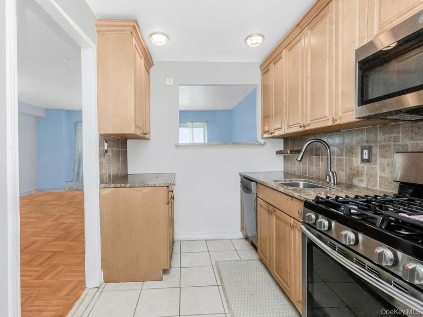 Welcome to 2 Fordham Hill Oval #5B. Move-In ready. As you enter - photo 7