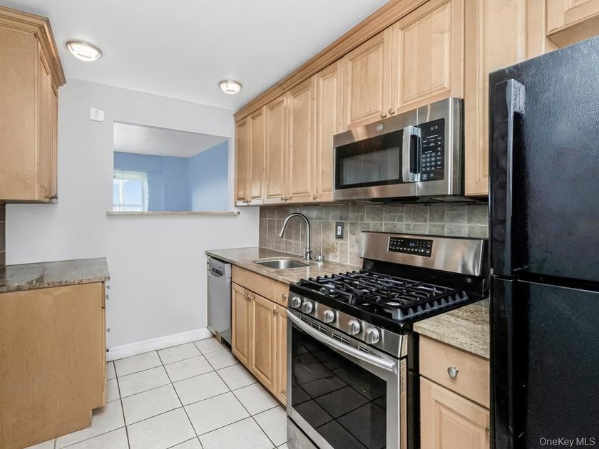 Welcome to 2 Fordham Hill Oval #5B. Move-In ready. As you enter - photo 8