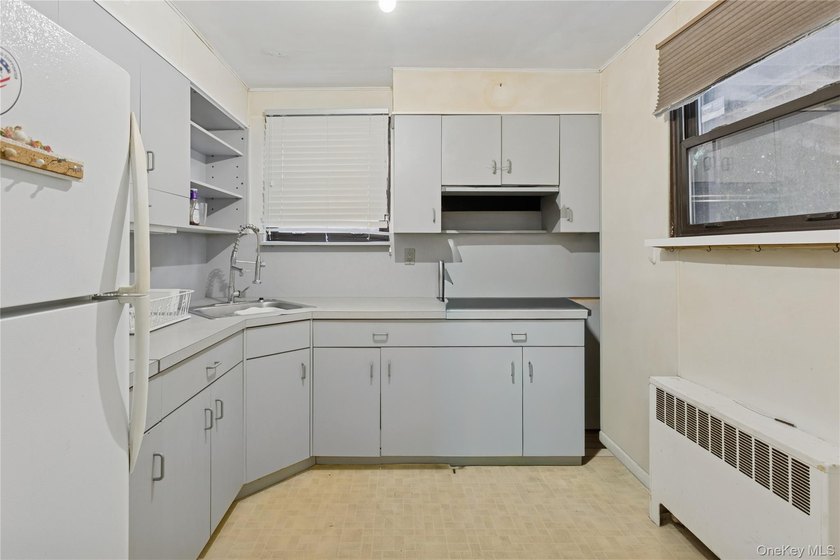 Charming Detached Home with Expansion Potential in Country Club - photo 20