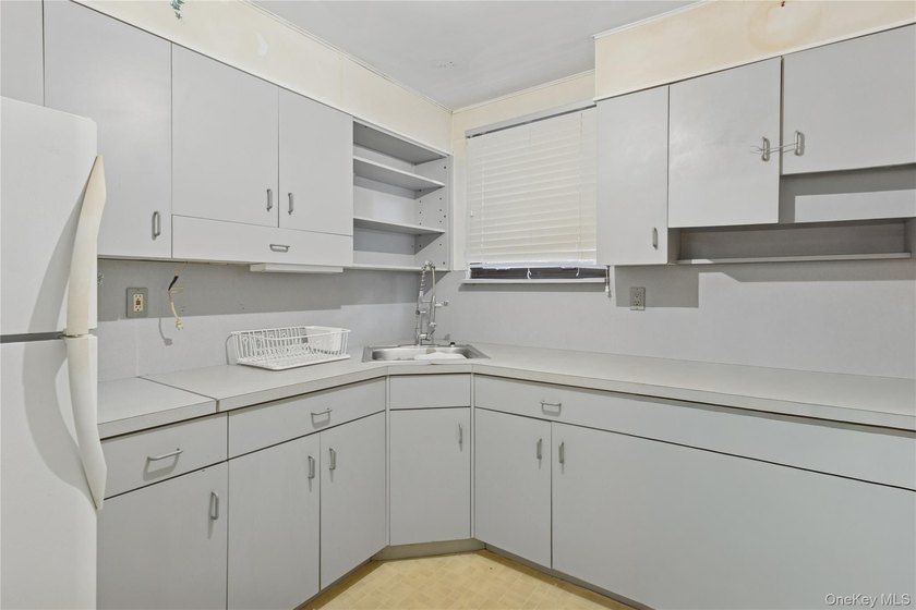 Charming Detached Home with Expansion Potential in Country Club - photo 21