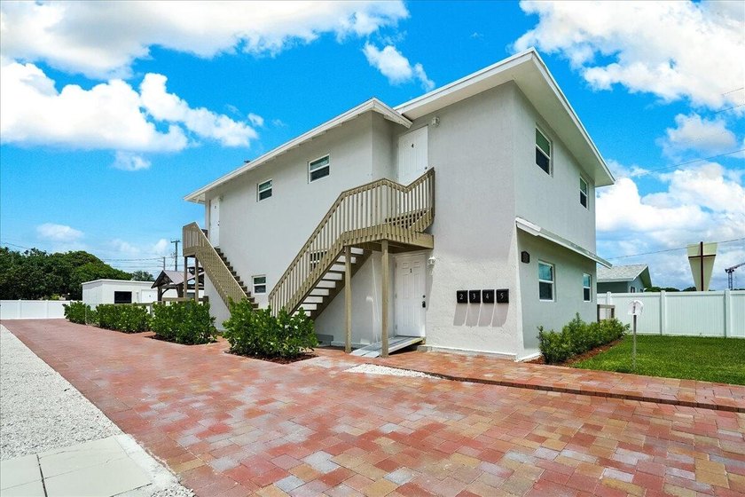 Discover this exceptional 5-unit apartment property, a rare - photo 4