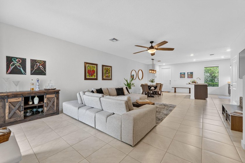 Welcome to this stunning and highly sought-after residence - photo 3