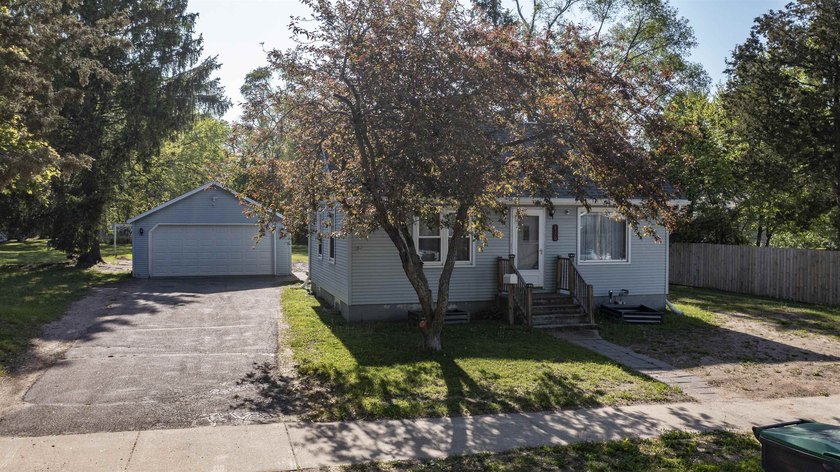 Come view this move-in ready 2-bed, 1.5-bath ranch with spacious - photo 2