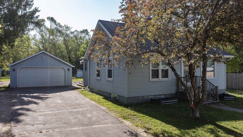 Come view this move-in ready 2-bed, 1.5-bath ranch with spacious - photo 3