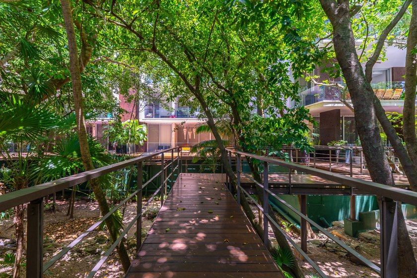 Luxury, privacy, generous living spaces, and an exceptional - photo 2