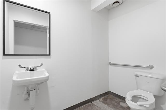 Remodeled commercial building, located on the way to downtown - photo 10
