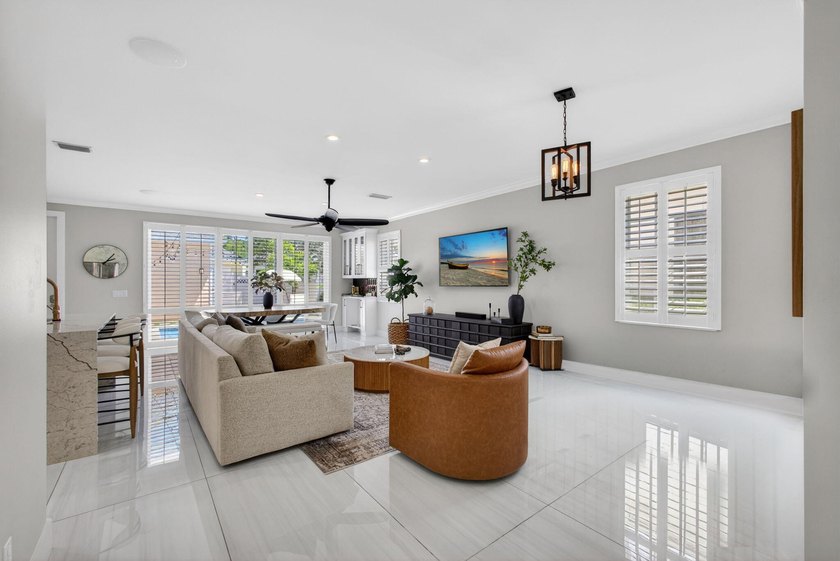 Exceptional updated 3 bed + den, 2.5 bath A-Model w/pool in New - photo 10