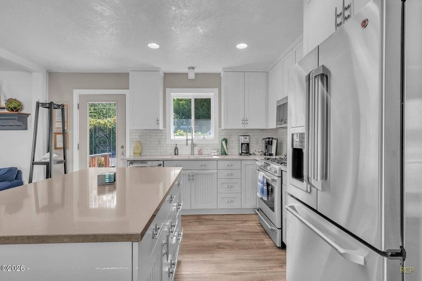 Lakefront living at its best. This fully furnished 2 bedroom, 2 - photo 4