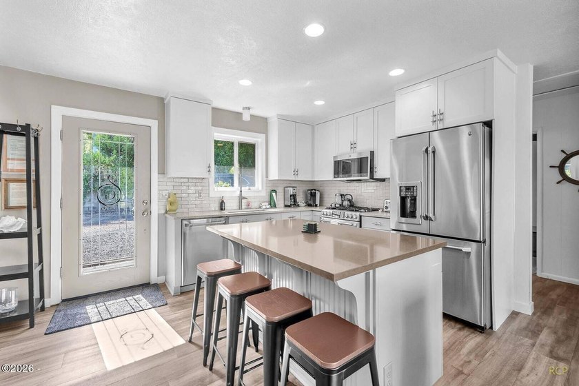 Lakefront living at its best. This fully furnished 2 bedroom, 2 - photo 5
