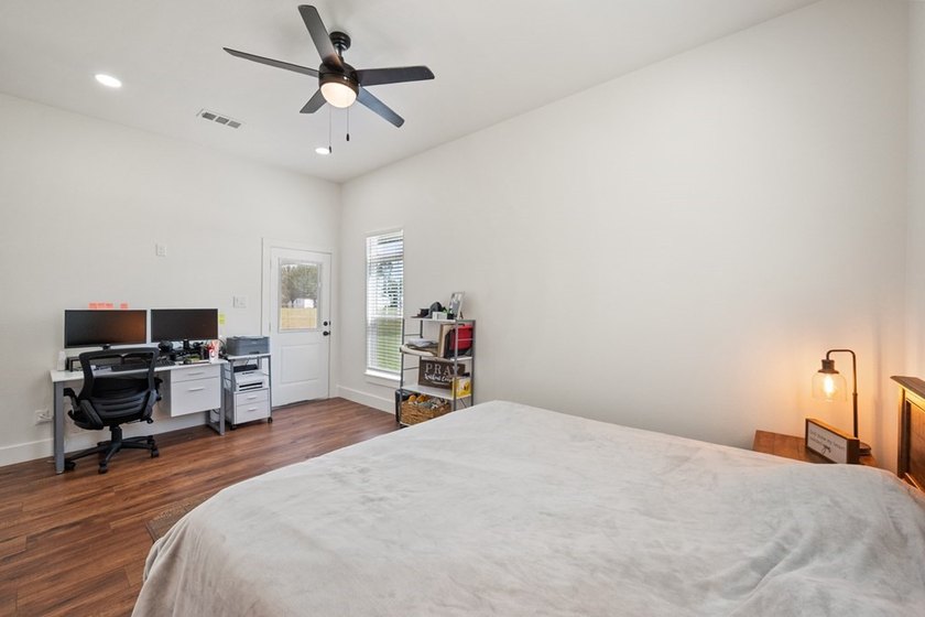 Stunning turnkey home with a fully furnished option available! - photo 14