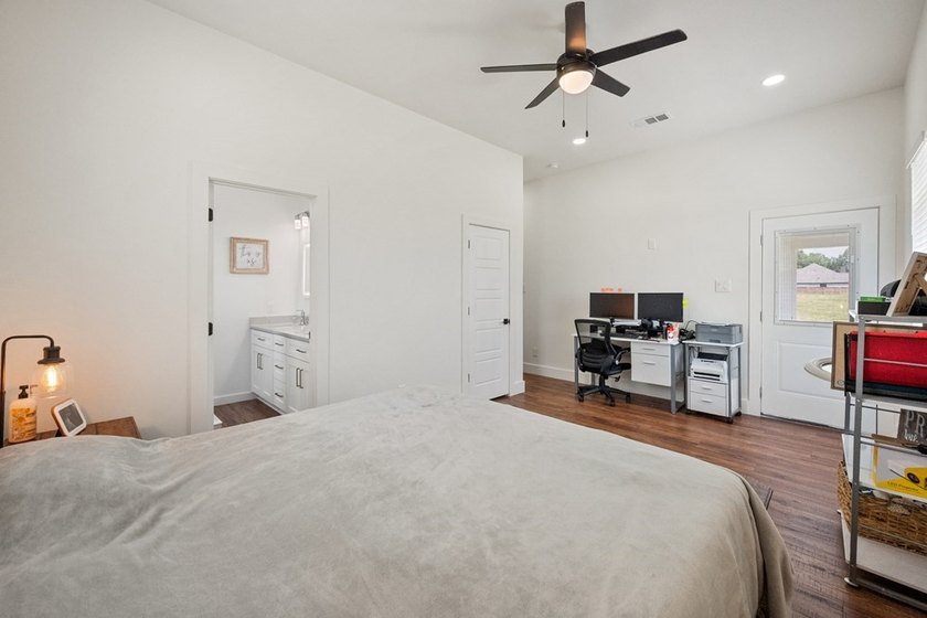 Stunning turnkey home with a fully furnished option available! - photo 15