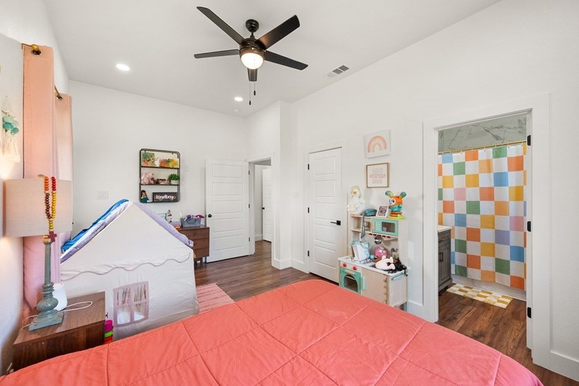 Stunning turnkey home with a fully furnished option available! - photo 18