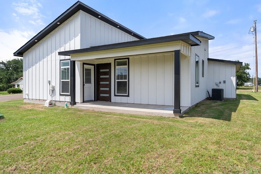 Stunning turnkey home with a fully furnished option available! - photo 22