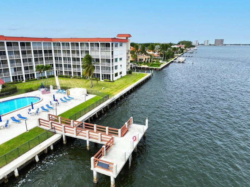 This gorgeous ground floor condo has wide Intercoastal views and - photo 8
