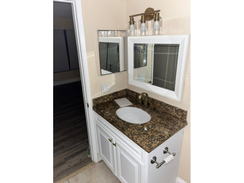 NICE 3/2 LOCATED ON THE HEART OF WEST PALM - photo 11