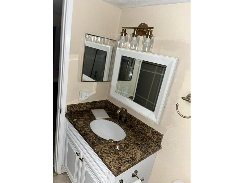 NICE 3/2 LOCATED ON THE HEART OF WEST PALM - photo 12