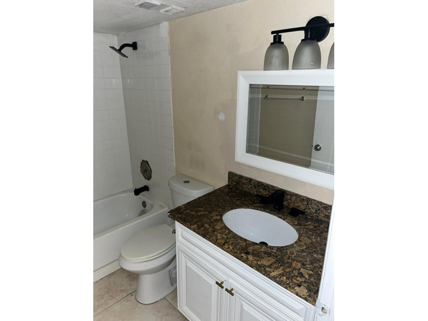 NICE 3/2 LOCATED ON THE HEART OF WEST PALM - photo 19