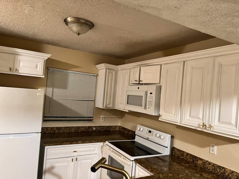 NICE 3/2 LOCATED ON THE HEART OF WEST PALM - photo 20