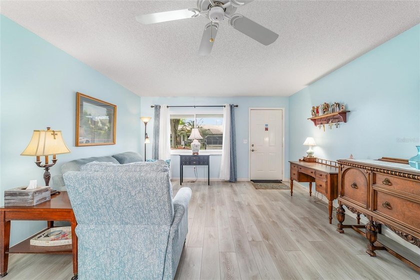 Welcome home to this beautifully updated Birmingham model villa - photo 8