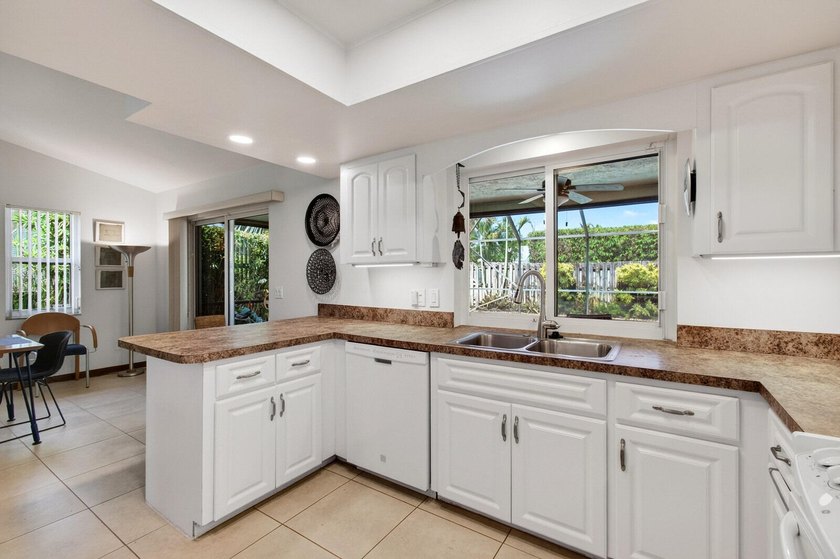 3 bedroom-2 bathroom CBS home with a Saltwater Pool and a Rare 2 - photo 17