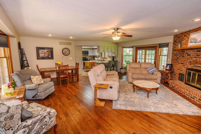 Enjoy easy access to Bull Shoals Lake and the White River from - photo 7
