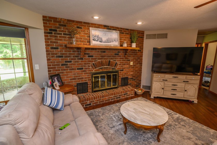 Enjoy easy access to Bull Shoals Lake and the White River from - photo 8