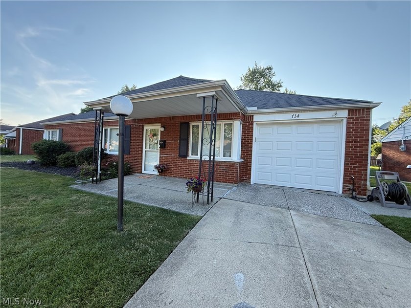 Welcome to this beautiful move-in-ready 3 bedroom 2 bath 1761 sq - photo 2