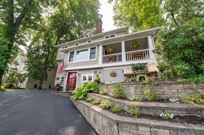 Enjoy breathtaking views overlooking Huntington Bay from this - photo 3