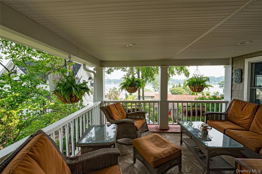 Enjoy breathtaking views overlooking Huntington Bay from this - photo 4