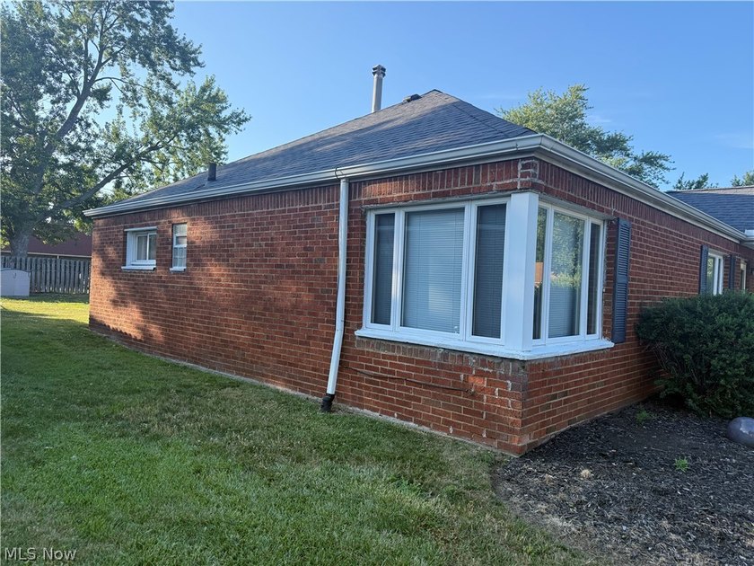 Welcome to this beautiful move-in-ready 3 bedroom 2 bath 1761 sq - photo 4