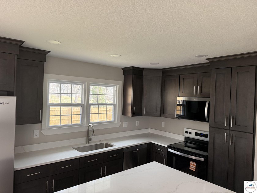 Fully Renovated, Like-New 3 Bedroom, 3 Bath Home with Modern - photo 14