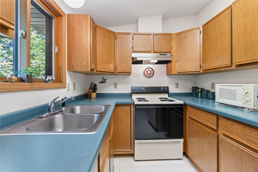 Up North retreat alert! Discover this charming, well-maintained - photo 17