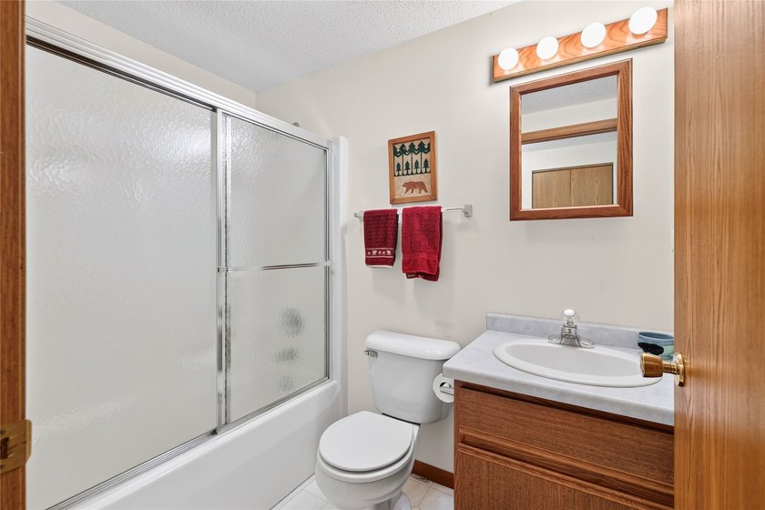 Up North retreat alert! Discover this charming, well-maintained - photo 21