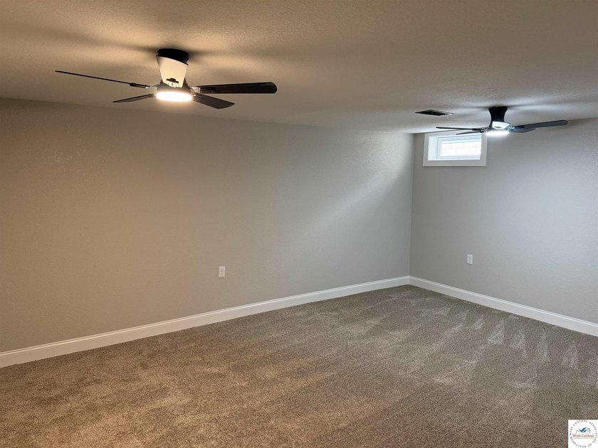 Fully Renovated, Like-New 3 Bedroom, 3 Bath Home with Modern - photo 25